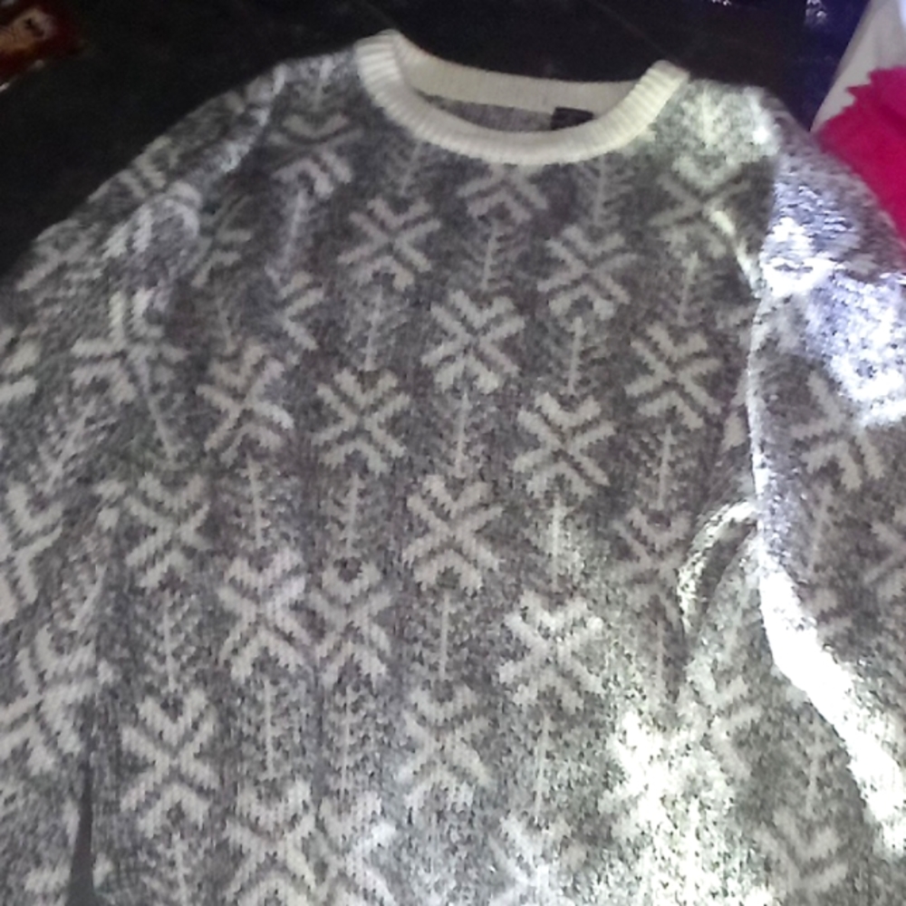 Like Brand New heavyweight sweatshirt Grey,White,and Cream color Size XL.Ret.$28
